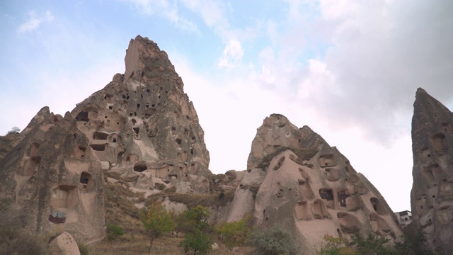 乌奇萨尔洞穴城全景，乡村古卡帕多西亚景观与stock形成的一个小村庄，和一个教堂在阳光明媚的日子和晴朗的天空。火山和乡村生活的概念。视频素材