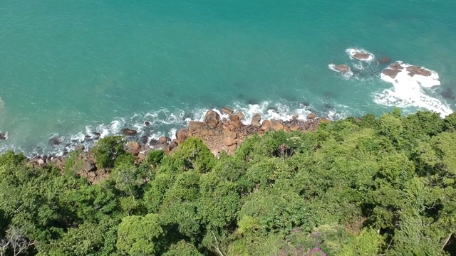 从悬崖上鸟瞰海滩视频素材