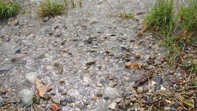 山上清澈的湖水冲刷着石头和卵石视频下载