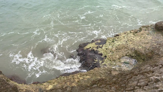 海浪拍打着多岩石的海滩视频下载