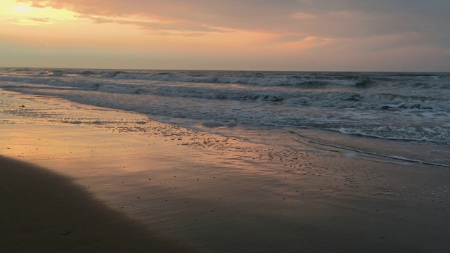 海边风景优美，夕阳西下，海浪平缓视频下载