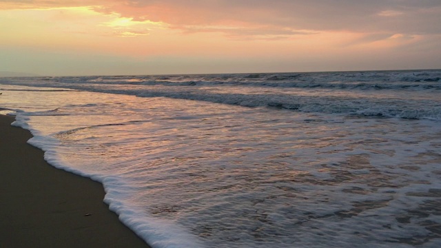 海边风景优美，夕阳西下，海浪平缓视频下载