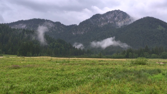 全景偏远山谷，单高山农场建筑视频下载