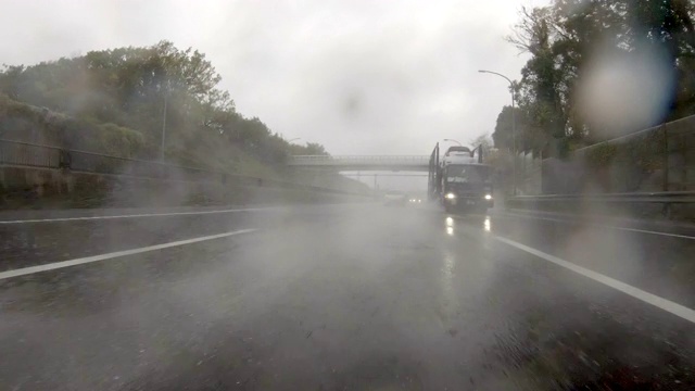 开车穿过下雨的公路/后视图视频素材