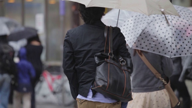 涉谷十字路口的人们撑着雨伞视频下载