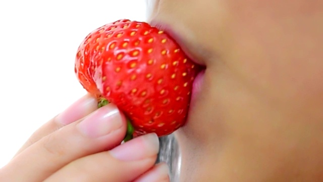女人吃草莓吃红浆果，果子甜多汁视频下载