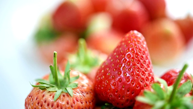 草莓果红鲜，果色甜多汁视频下载