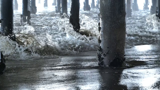 海浪以超慢的动作撞击码头视频素材