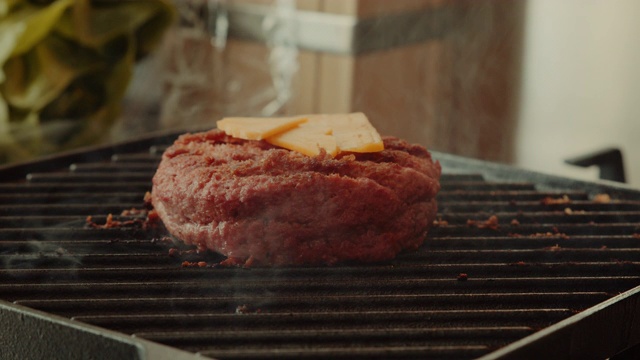 一个以植物为基础的，非肉类的，素食的汉堡，在烤架上加上切达干酪视频下载