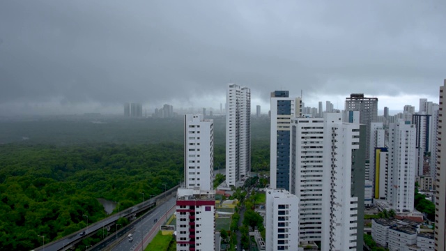 波亚维亚基姆社区的雨天视频素材