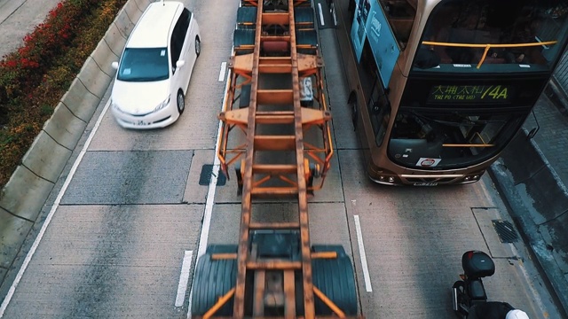 从一座桥上向下拍摄，显示香港城市道路上的交通状况视频素材