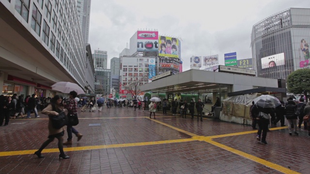 涩谷站出口，人们撑着雨伞行走视频下载