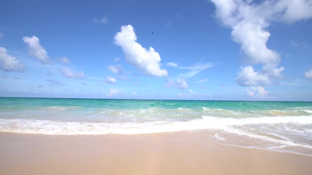 白色沙滩与蓝天相映衬的夏日度假理念视频素材
