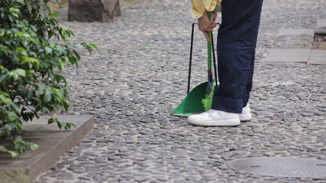 清扫人行道的人视频下载