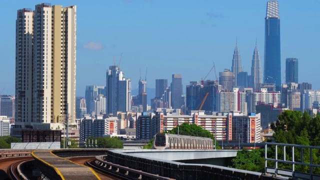 马来西亚地铁列车与吉隆坡的背景城市视频素材