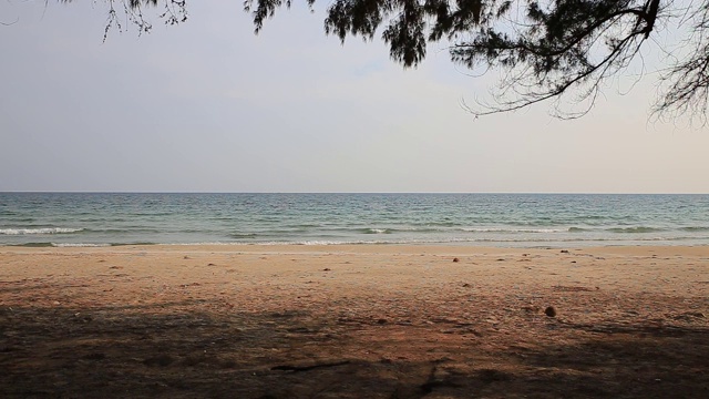 美丽的海滩在下午。美丽的海水。视频素材