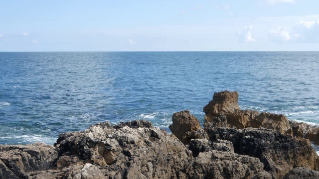 海浪冲击着葡萄牙金秋的海岸线视频素材