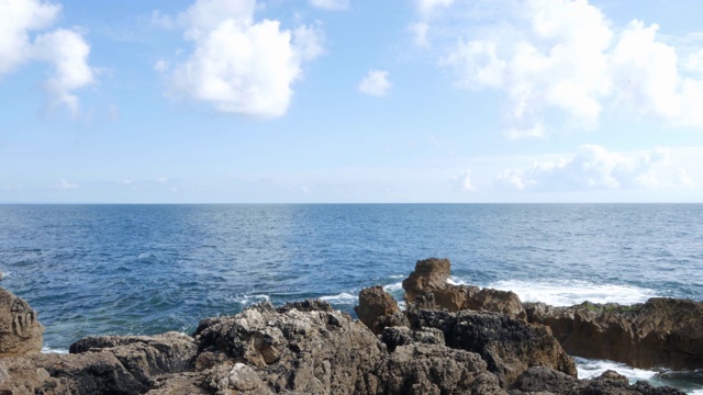 海浪冲击着葡萄牙金秋的海岸线视频素材