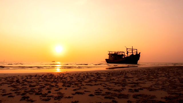 夕阳在色彩斑斓的海边后面的泰国船时光流逝视频素材