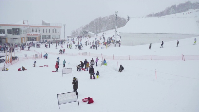 滑雪板和滑雪训练视频素材