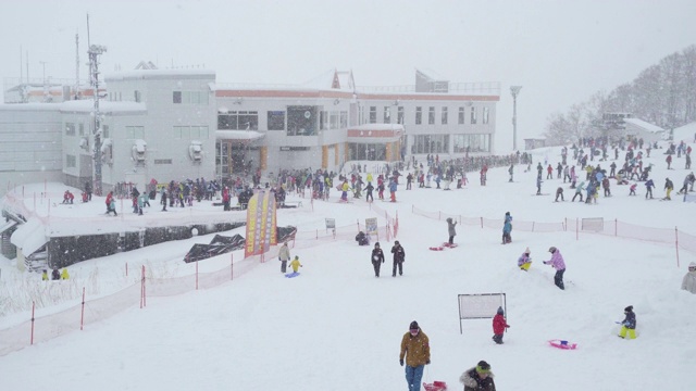 滑雪和滑板滑雪视频素材