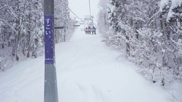 钢索在雪中升起视频素材