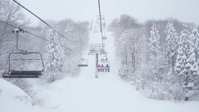 在滑雪缆车上视频素材