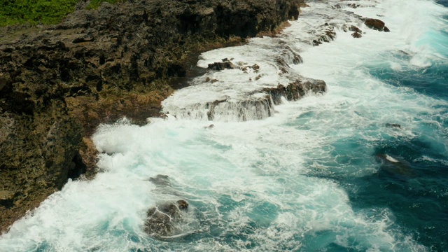 海浪拍打着海岸视频素材