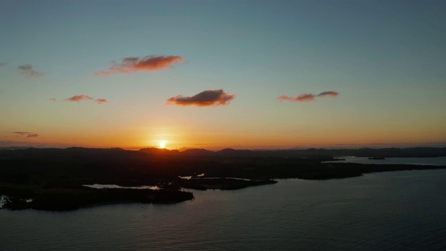 热带岛屿上缤纷的日落视频素材