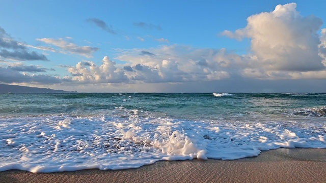 海浪撞击毛伊岛鲍德温海滩沙滩的慢动作视频素材