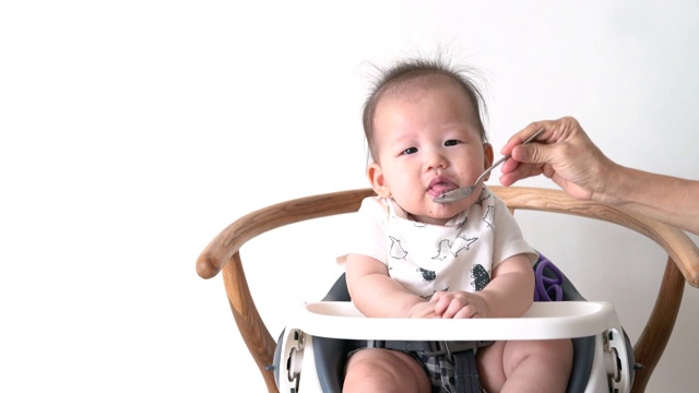 婴儿吃她的第一餐视频素材