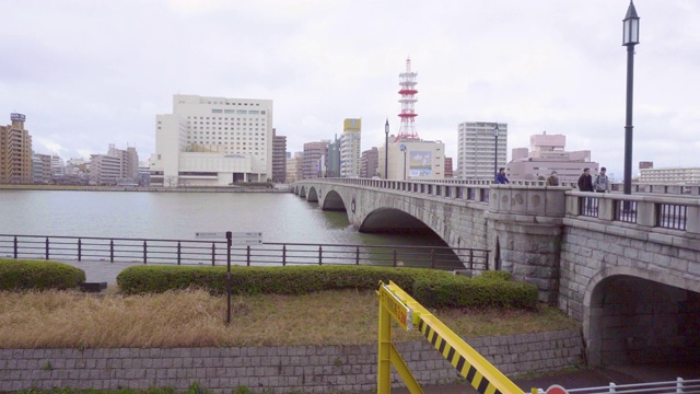 日本新泻万代桥和信野河视频素材