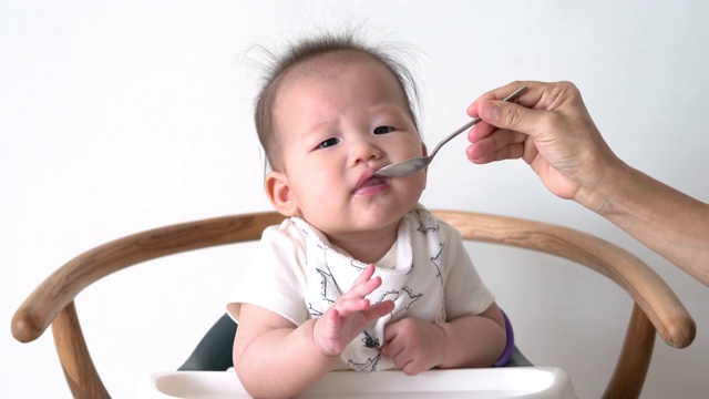 婴儿吃她的第一餐视频素材