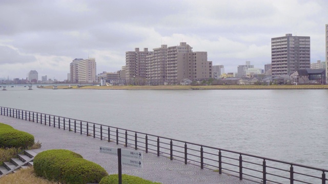 日本新泻万代桥Shinano河边的步道视频下载