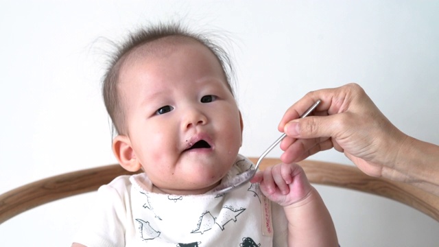 婴儿吃她的第一餐视频素材