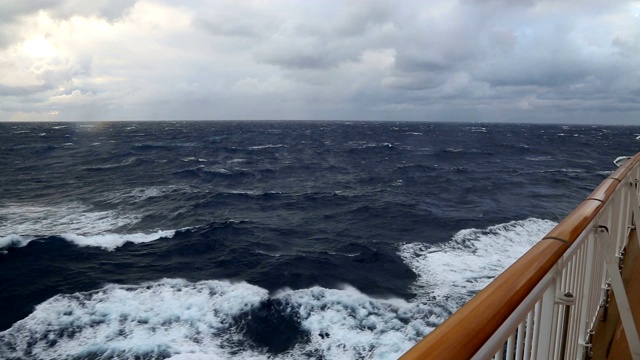 游船在暴风雨的海面上航行视频素材