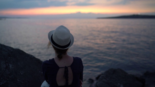 海滩度假的女人视频素材