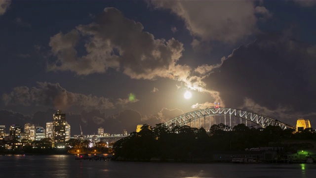 月圆之夜，澳大利亚悉尼海港大桥上空月亮升起的时间间隔视频下载