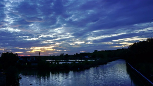 夕阳下金色的天空在乡间的运河之上视频素材