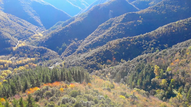 来自西班牙的尼斯山，靠近加泰罗尼亚的奥索尔村，无人机拍摄的画面视频素材