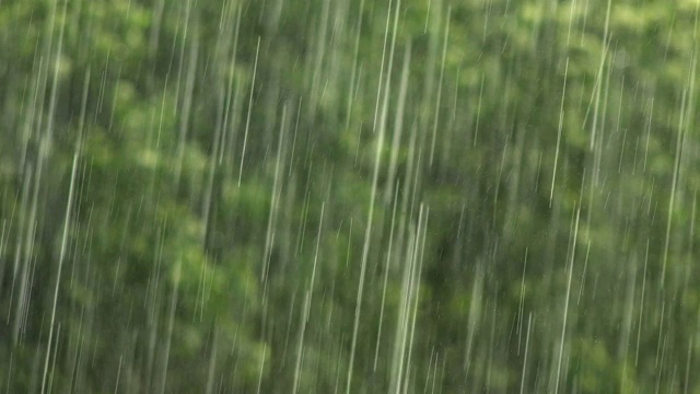 气候变化，在一场严重的雷暴期间拍摄的近距离降雨视频素材