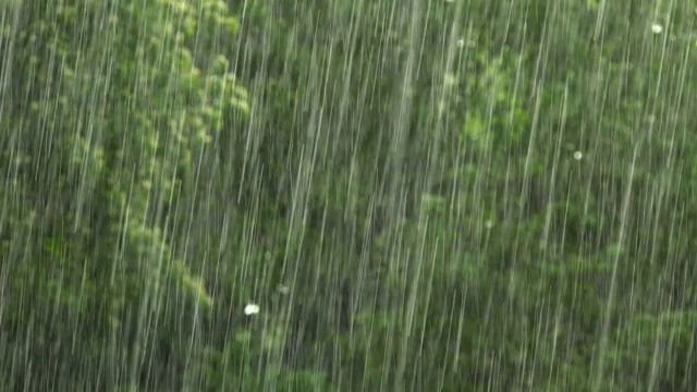 气候变化，在一场严重的雷暴期间拍摄的近距离降雨视频素材