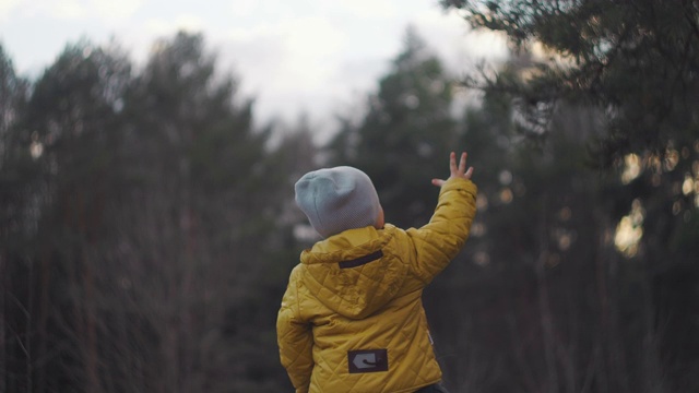 慢镜头:幸福家庭父子小男孩父亲的概念。美丽的父亲和他的宝贝儿子在公园外面。幸福家庭的概念。孩子的生活方式是坐在父亲的脖子上视频素材