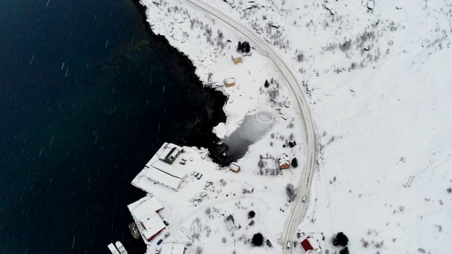 冬天，挪威罗浮敦群岛海岸线上的渔村公路上有雪视频素材