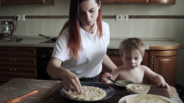 孩子和妈妈一起做蛋糕视频素材