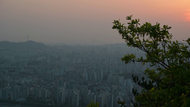 首尔全景，韩国和灰尘和恶劣的天气，日落在首尔。视频素材