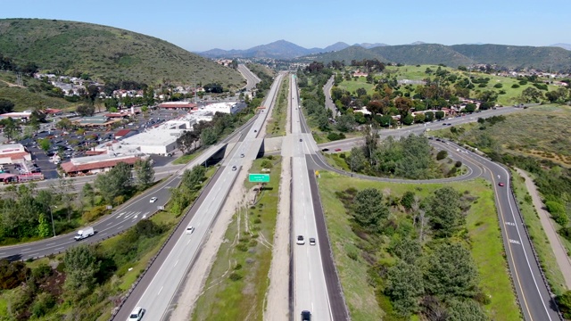 高速公路鸟瞰图，高速公路道路与车辆运动视频素材