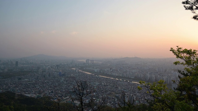 首尔全景，韩国和灰尘和恶劣的天气，日落在首尔。视频素材