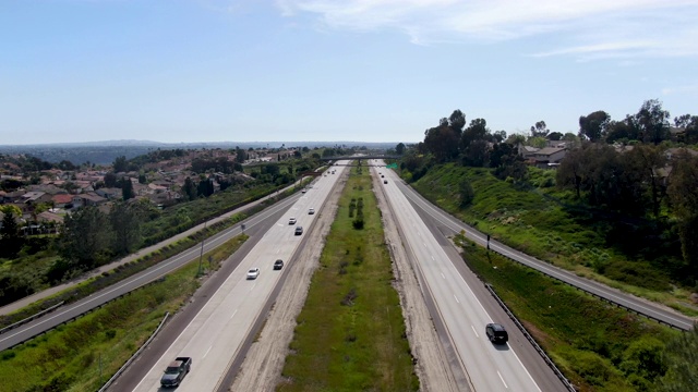 高速公路鸟瞰图，高速公路道路与车辆运动视频素材