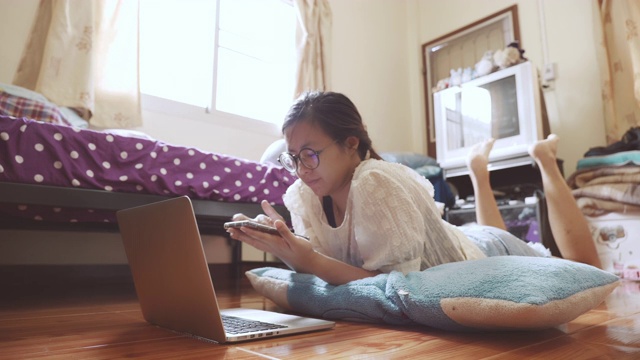 居家远离他人的场景、亚洲商界女性在家工作、封锁、新冠肺炎或新冠肺炎视频素材